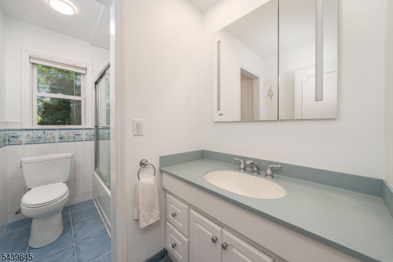 6 Woodbine Cir