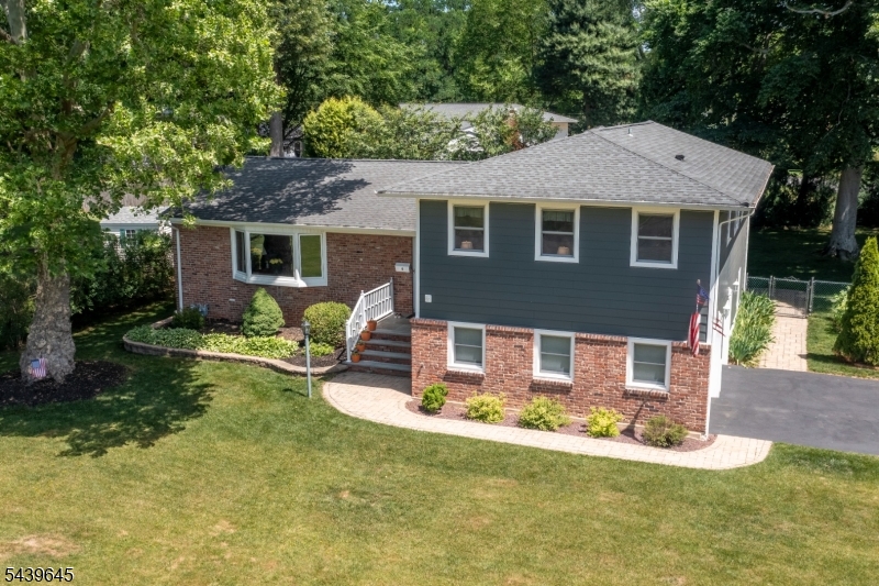 6 Woodbine Cir