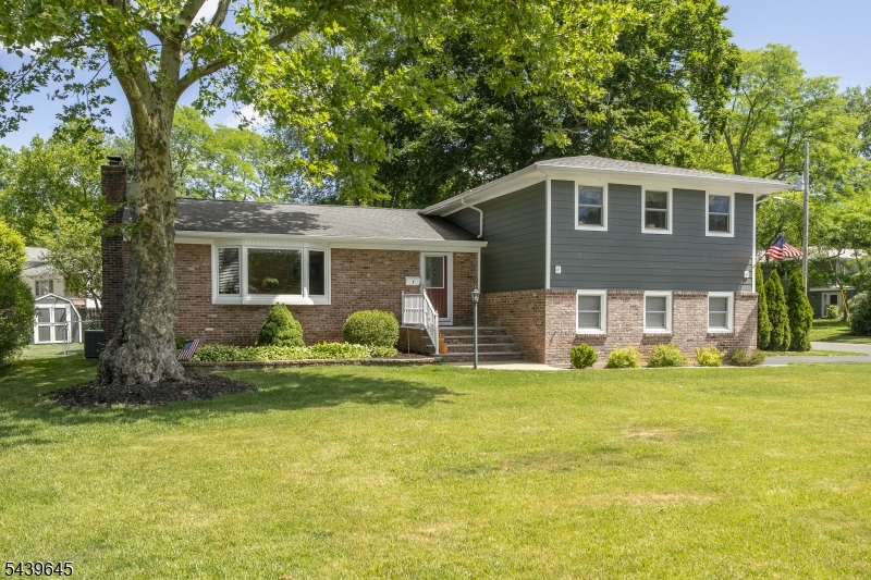 6 Woodbine Cir