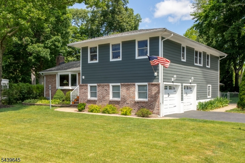 6 Woodbine Cir