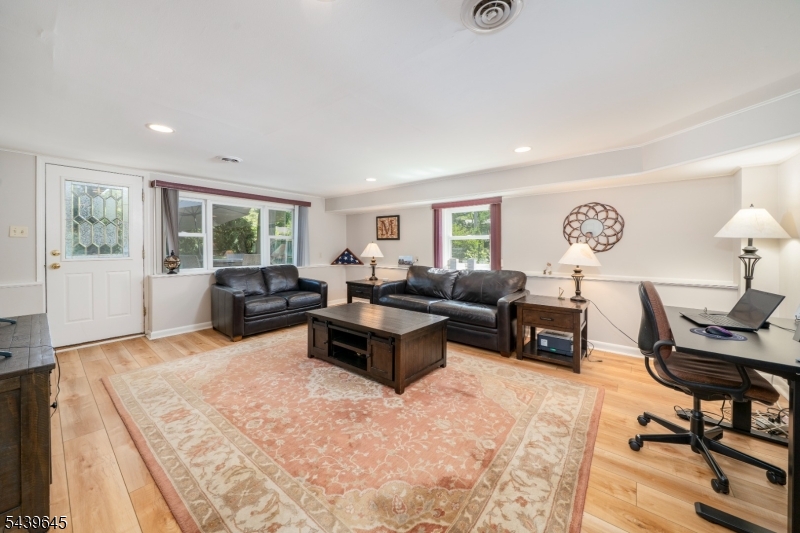 6 Woodbine Cir