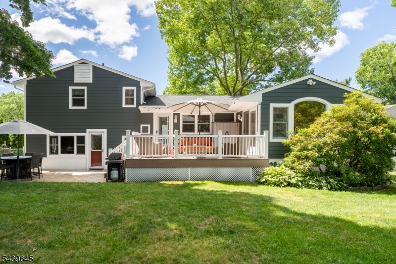 6 Woodbine Cir