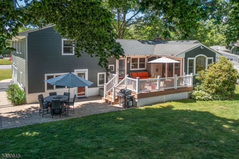6 Woodbine Cir