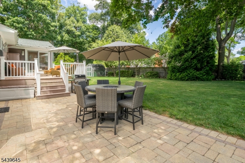 6 Woodbine Cir