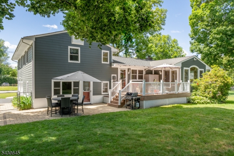 6 Woodbine Cir