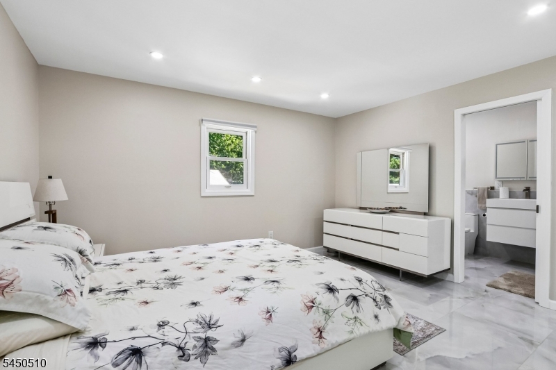 881 Bordentown Ave