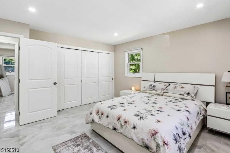 881 Bordentown Ave