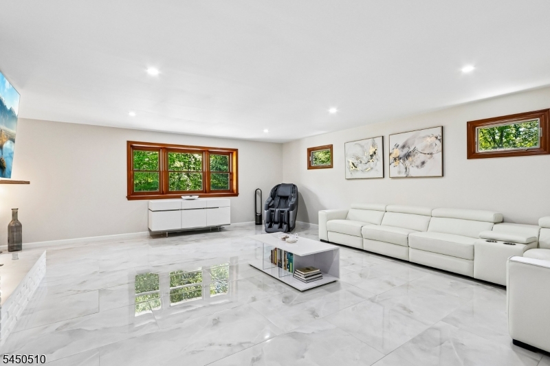 881 Bordentown Ave