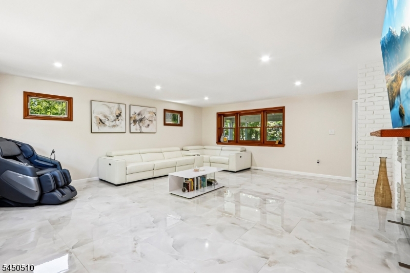 881 Bordentown Ave