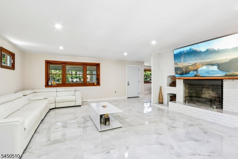 881 Bordentown Ave