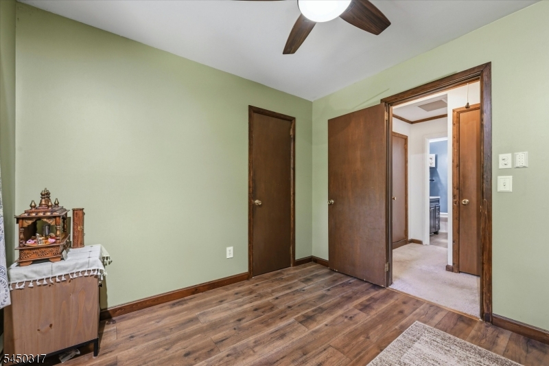 2 Oak Dr