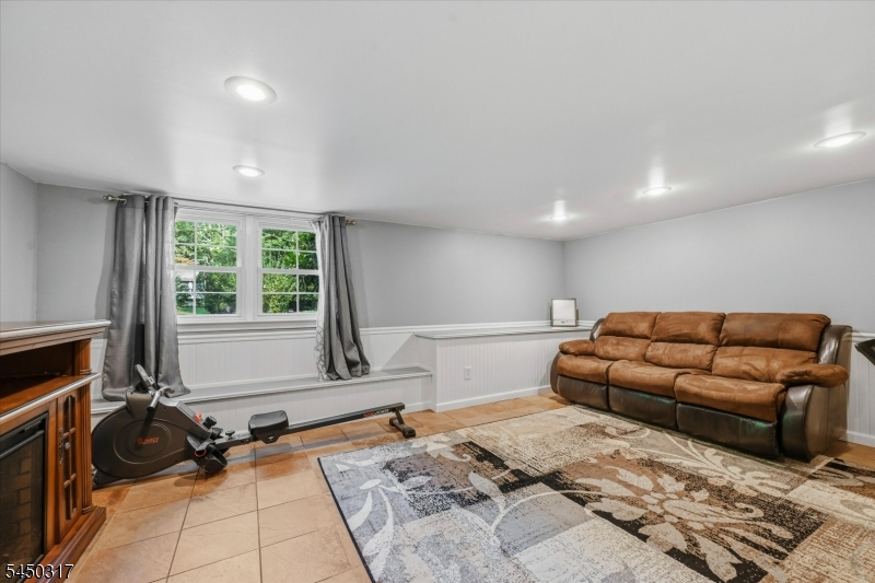 2 Oak Dr