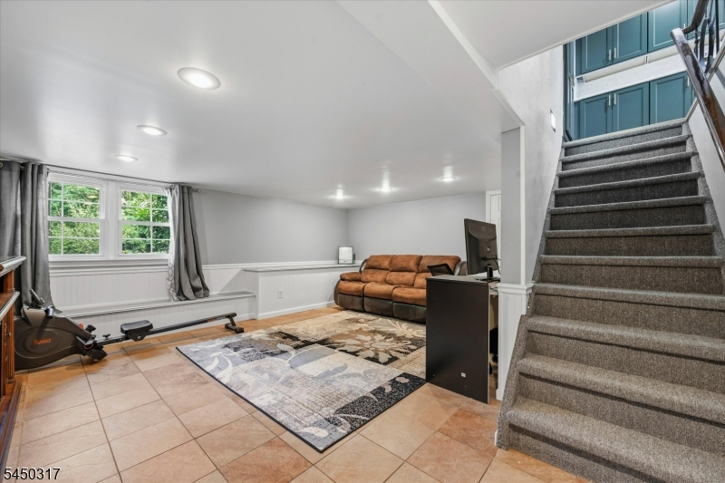 2 Oak Dr