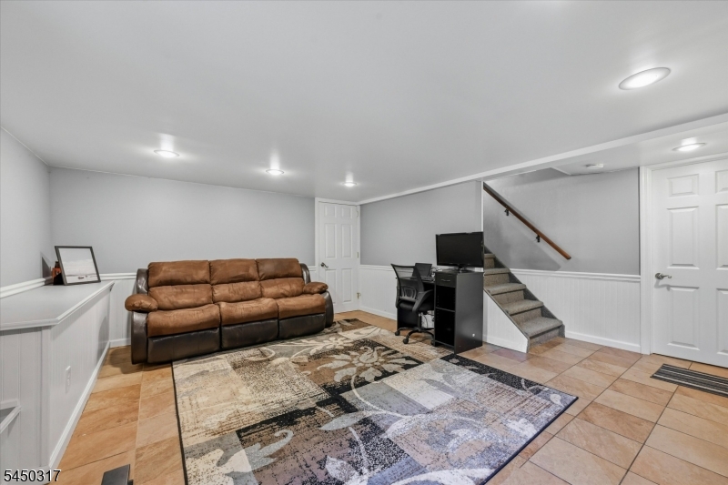 2 Oak Dr