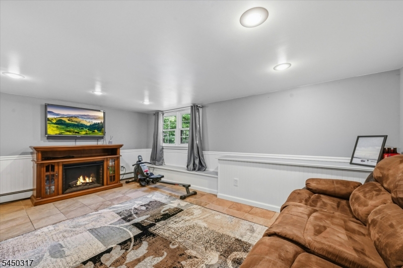 2 Oak Dr