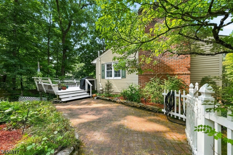 2 Oak Dr