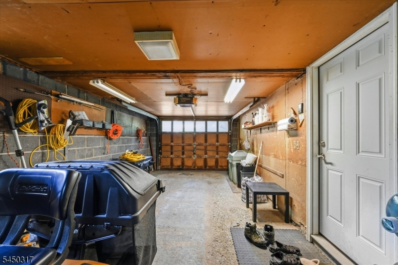 2 Oak Dr