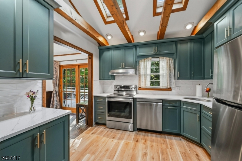 2 Oak Dr