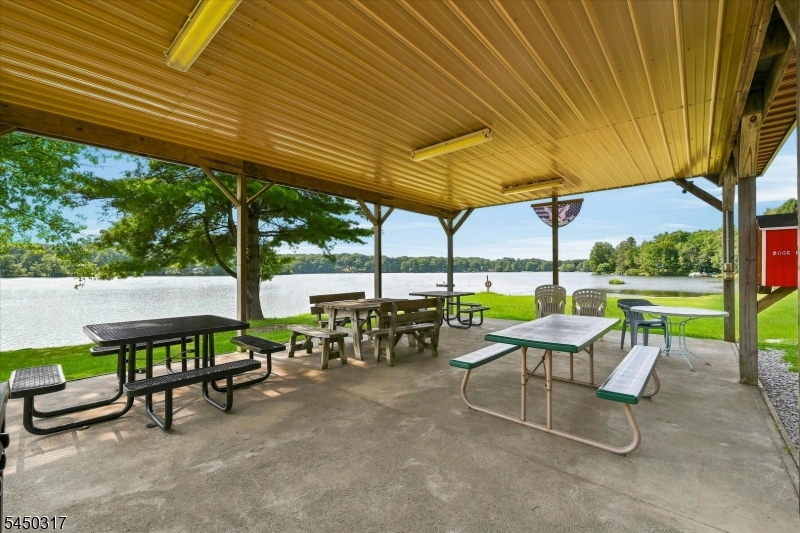 2 Oak Dr
