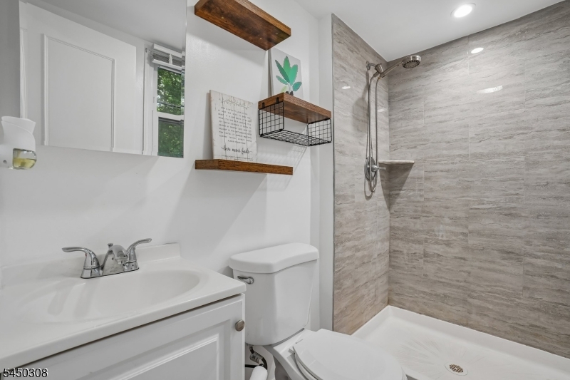35 Iroquois Ave