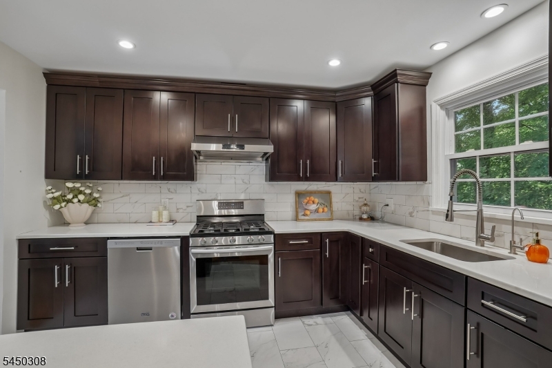 35 Iroquois Ave