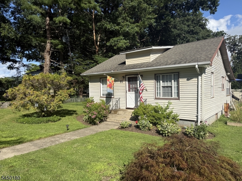 51 Lakeview Ave