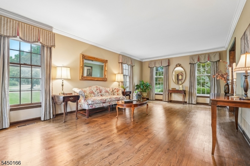 10 Sunnyfield Dr
