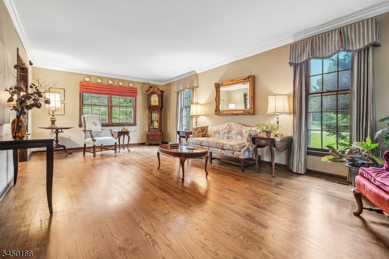 10 Sunnyfield Dr