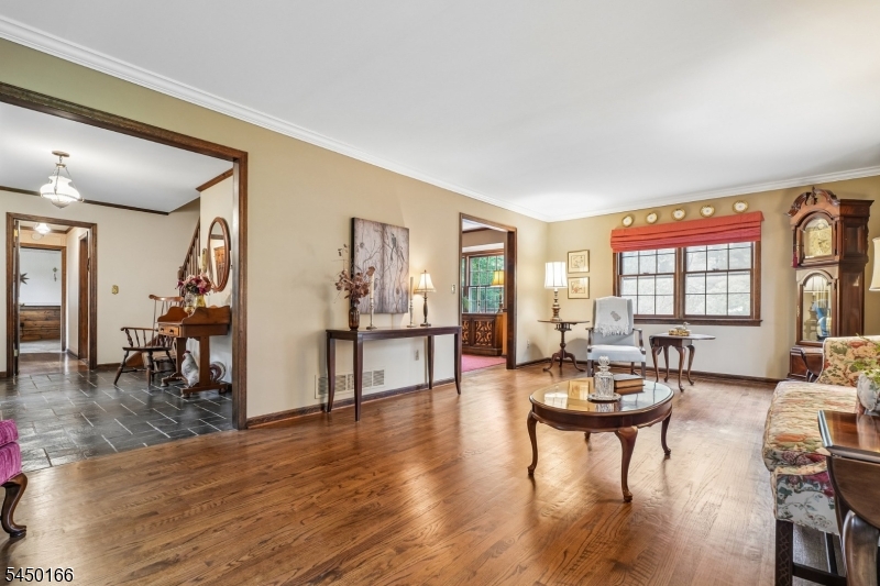 10 Sunnyfield Dr