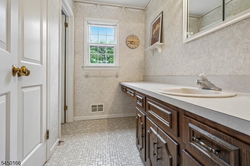 10 Sunnyfield Dr