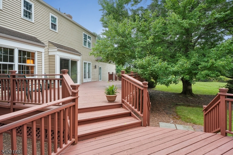 10 Sunnyfield Dr
