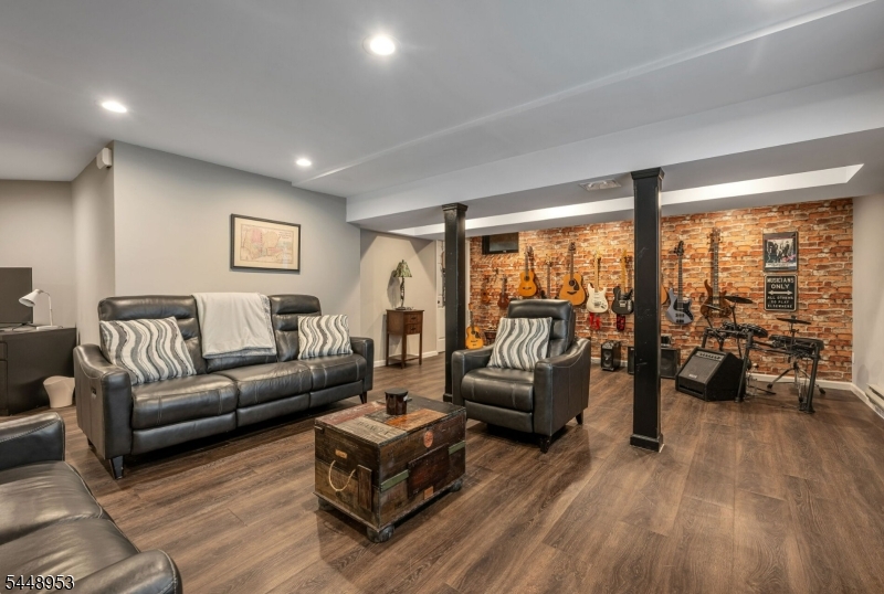 15 Crescent Ridge Rd