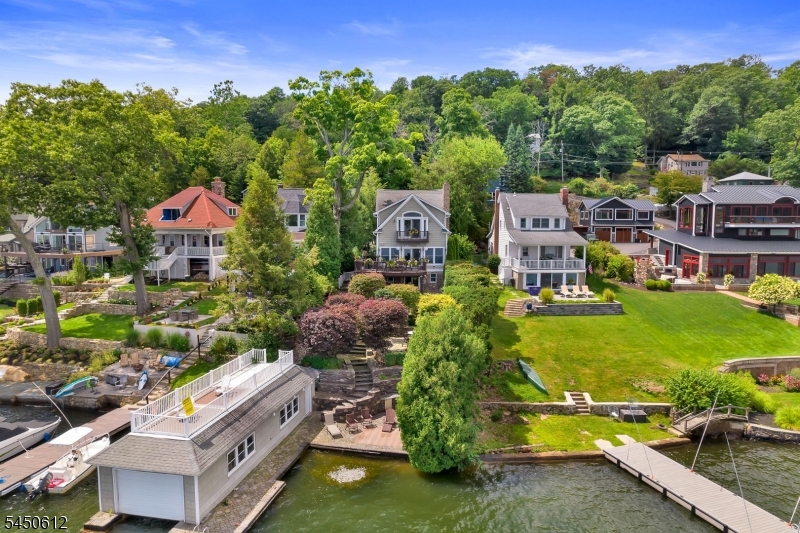 257 Lakeside Blvd