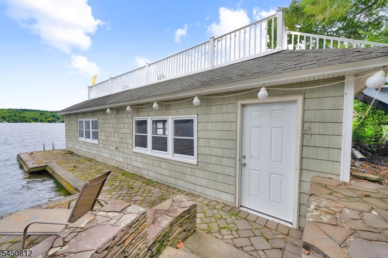 257 Lakeside Blvd