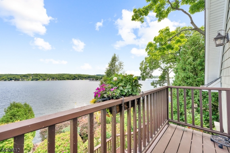 257 Lakeside Blvd