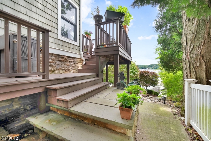 257 Lakeside Blvd