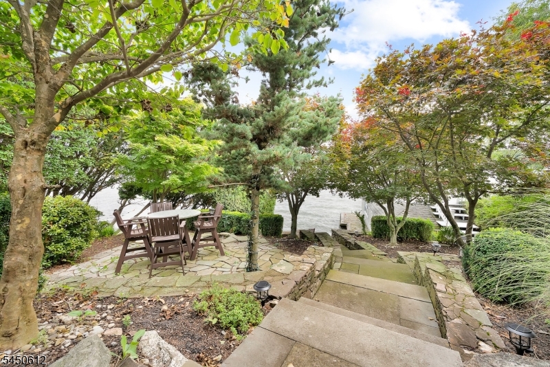 257 Lakeside Blvd