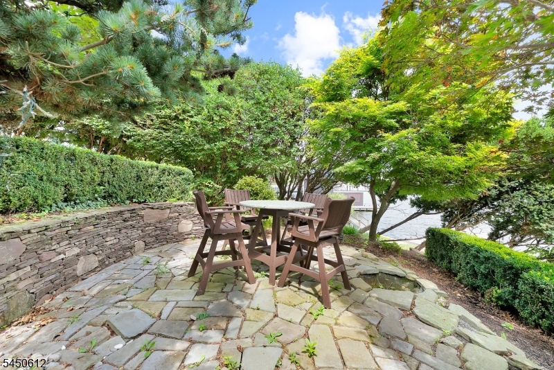257 Lakeside Blvd
