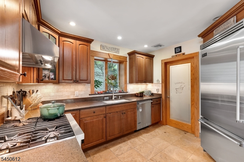 257 Lakeside Blvd