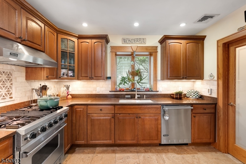 257 Lakeside Blvd