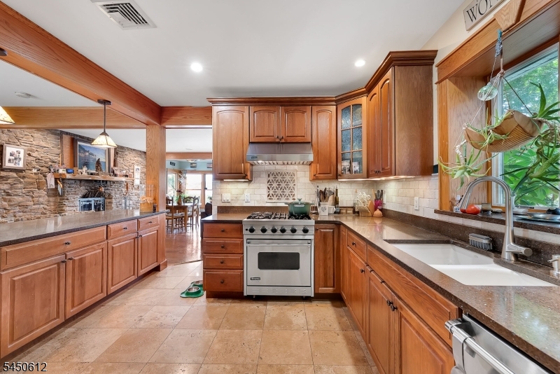 257 Lakeside Blvd