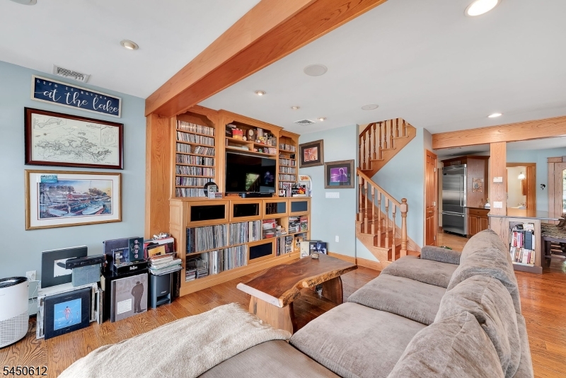 257 Lakeside Blvd