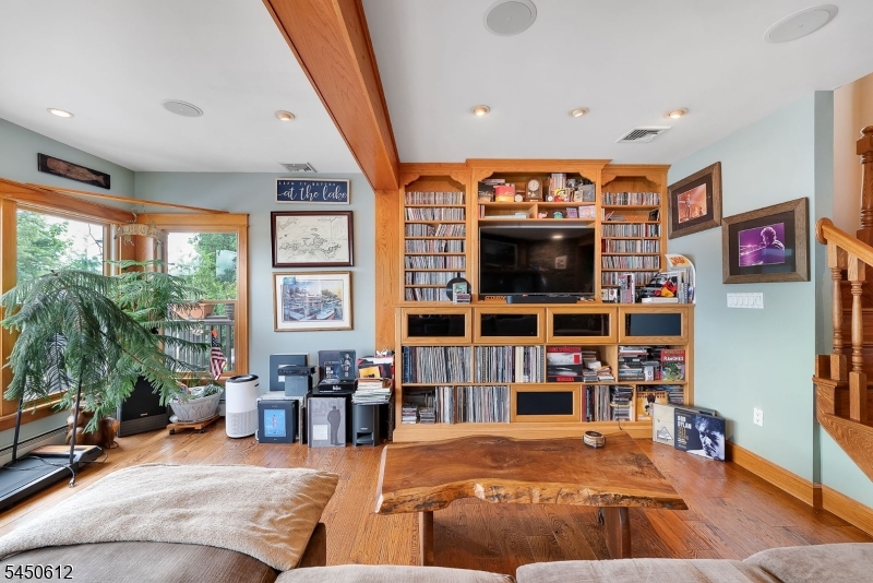 257 Lakeside Blvd