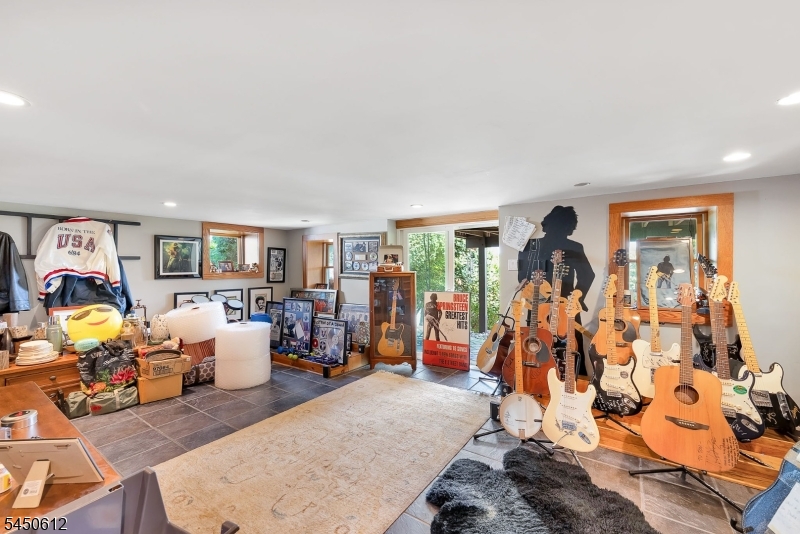 257 Lakeside Blvd