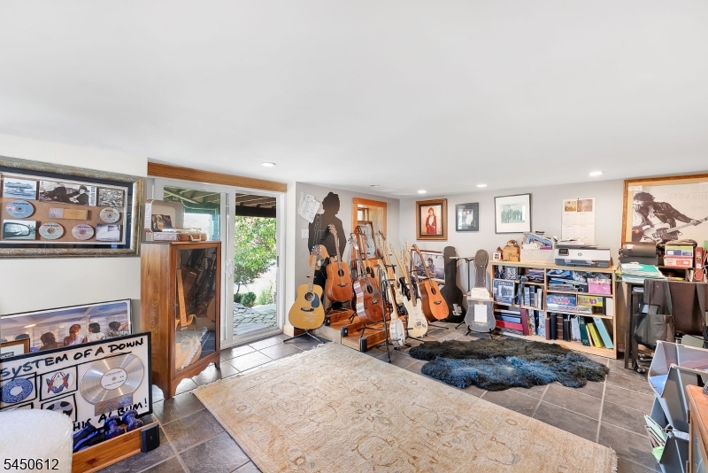 257 Lakeside Blvd