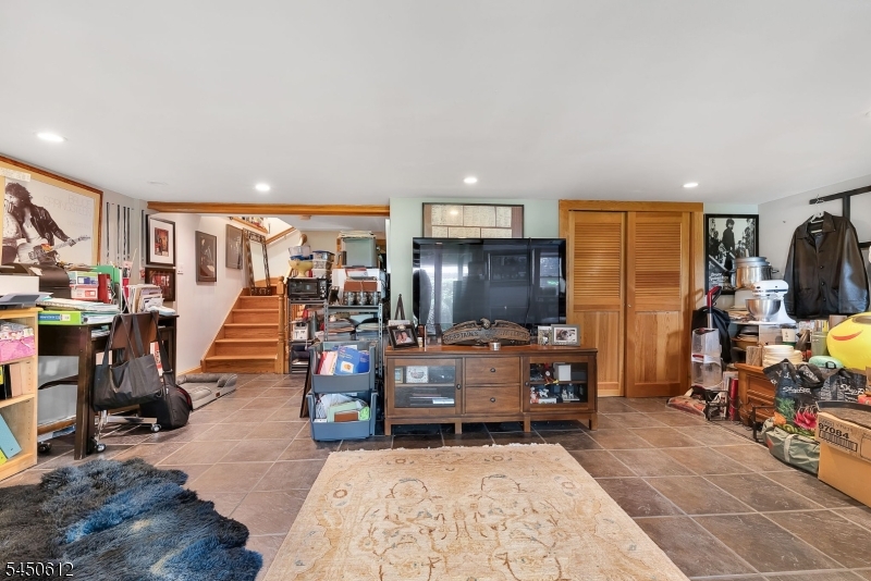 257 Lakeside Blvd