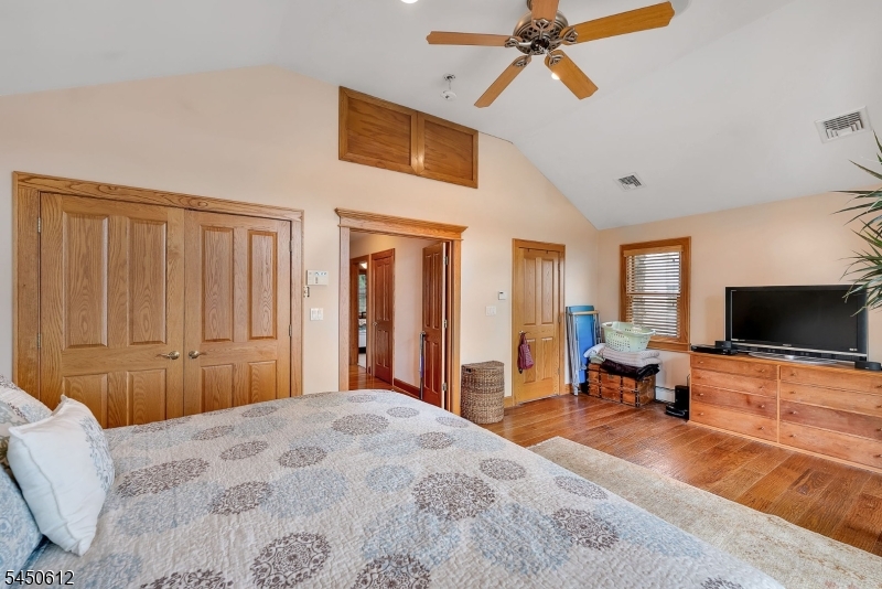 257 Lakeside Blvd