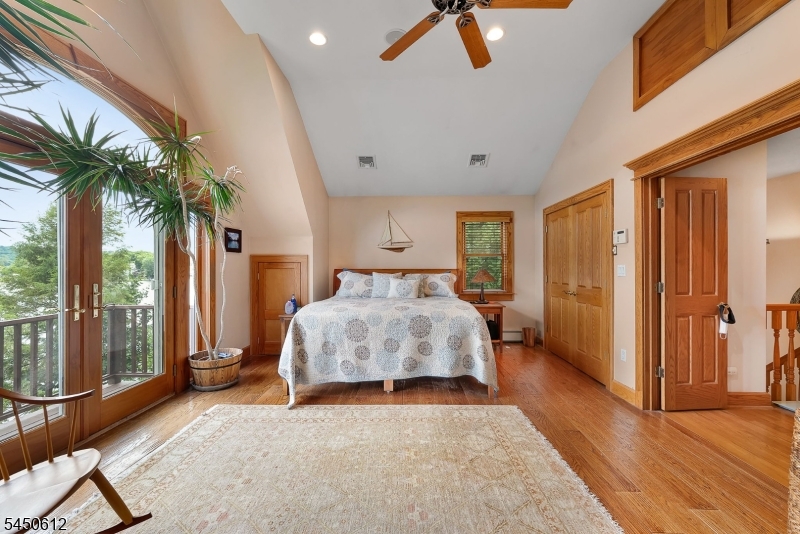 257 Lakeside Blvd