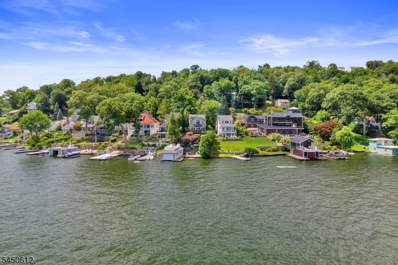 257 Lakeside Blvd