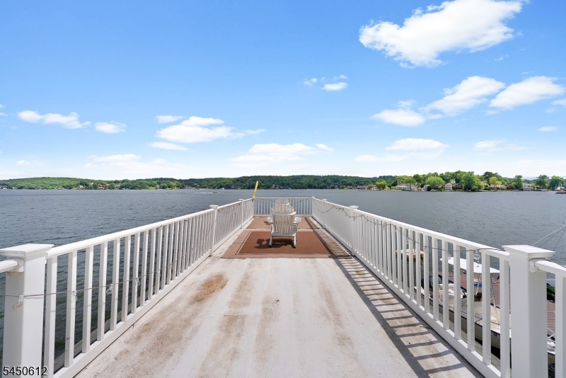 257 Lakeside Blvd